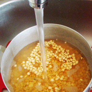 горох у воді