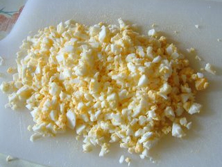 натираємо яйце на тертку