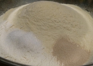 висипаємо в миску манну крупу, розпушувач і ванільний цукор