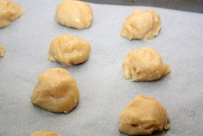 выкладиваем еклери на деко