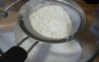 просіваємо борошно