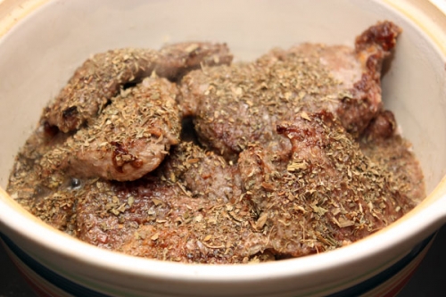 посипаємо м'ясо травами