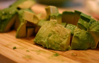 нарізаємо м'якоть авокадо на шматочки