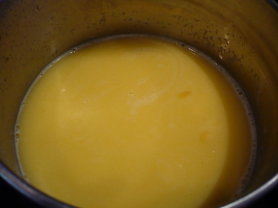 додаємо в збиті яйця, цукор, сіль і трохи молока