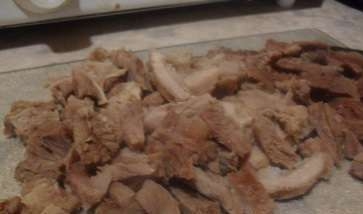 нарізаємо варене м'ясо