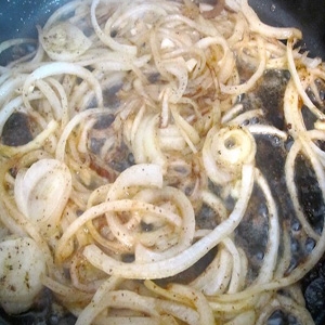 цибулю кільцями на сковороді