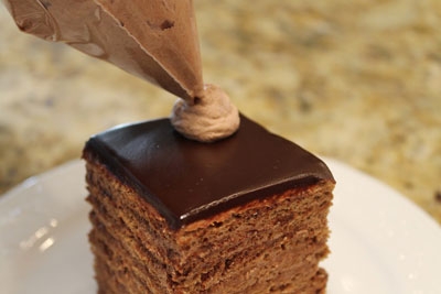 торт на тарілці