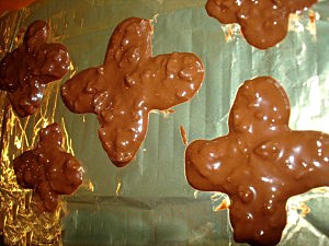 У формочки на фольгу викладаємо шоколад