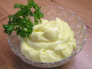 заправляємо Майонезом салат