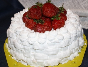 Готовий торт Кошик полуниці