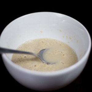 дріжджі в мисці