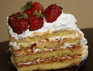 Торт Кошик полуниць у розрізі