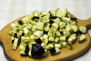 нарізаємо баклажани