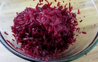 подрібнюємо буряк на тертці