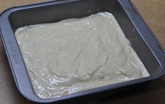 виливаємо бананове тісто в деко