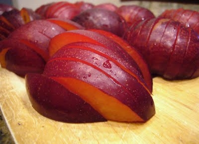 нарізаємо сливи