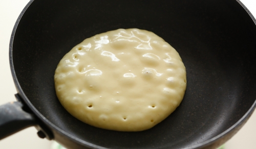 Обсмажуємо, поки млинець не запузыриться