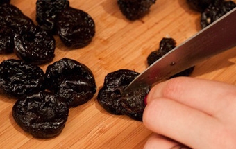 нарізаємо чорнослив на шматочки