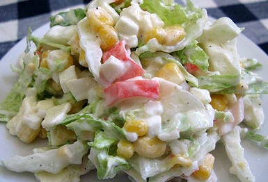 Готовий салат з китайської капусти і крабових паличок