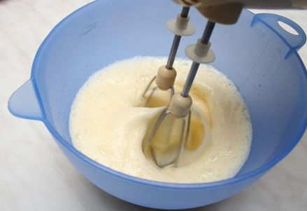 збиваємо цукор і яйця