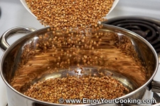 висипаємо гречку в каструлю