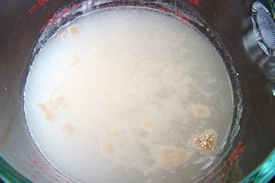 розчиняємо дріжджі у воді