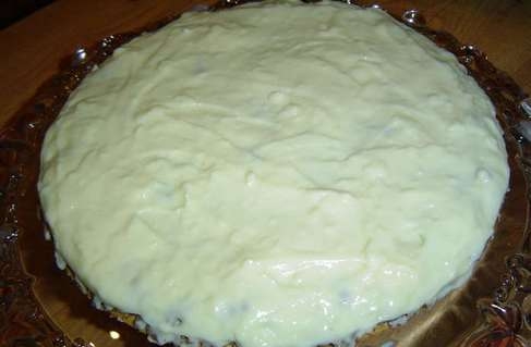 змащуємо перший корж заварним кремом