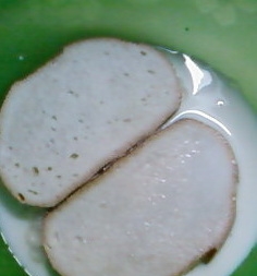 замочуємо хліб у молоці