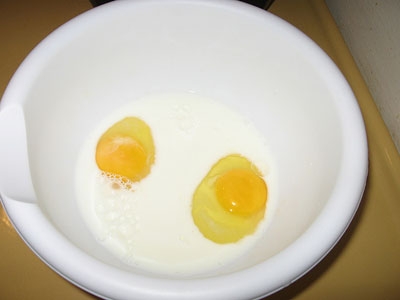 яйця в мисці