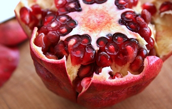 гранат після надрізів на шкірці