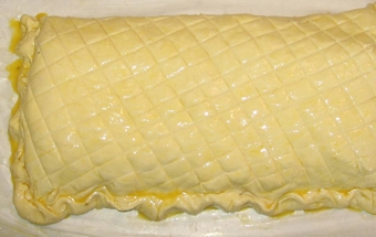 змащуємо поверхню пирога збитим яйцем