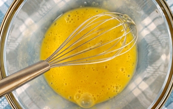 збиваємо яйце