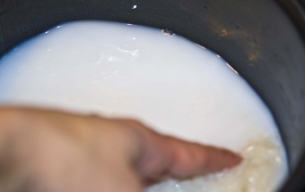 промиваємо рис під водою