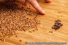 перебираємо гречану крупу