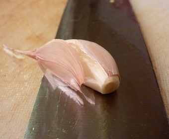 придавлюємо зубчики часнику ножем