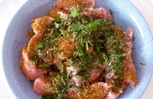 посипаємо м'ясо зеленню