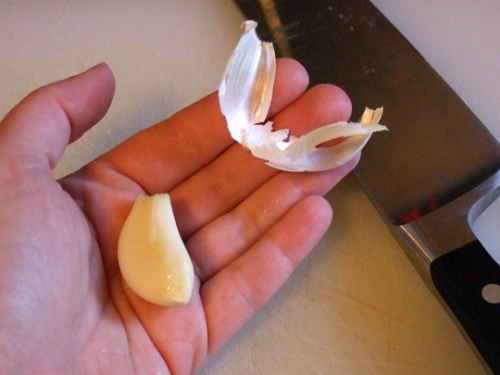 очищаємо часник