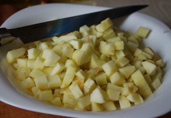 нарізаємо яблука дрібними кубиками