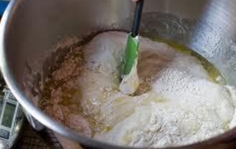 додаємо до дріжджів цукор і борошно