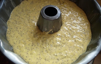 виливаємо тісто у форму для запікання