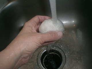 промиваємо яйця під водою