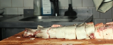 нарізаємо осетрину