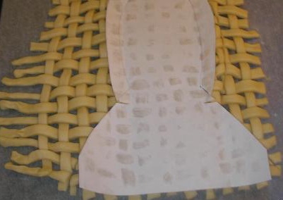 Вирізаємо форму за шаблоном