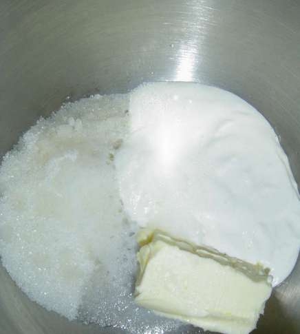 змішуємо масло зі сметаною, цукром