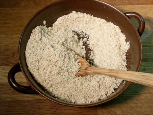 подрібнюємо горіхи в блендері