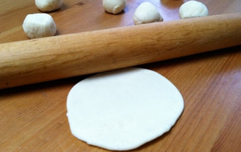 розкачуємо з шматочків тіста коржика