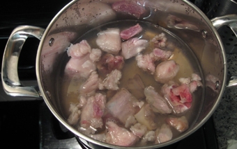 заливаємо баранячі шматочки водою