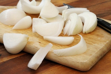 Нарізаємо цибулю на шматочки