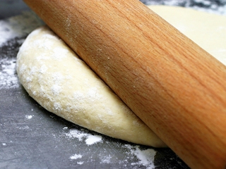 розкачуємо тісто