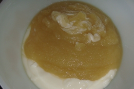 перемішуємо яблучну суміш зі сметаною